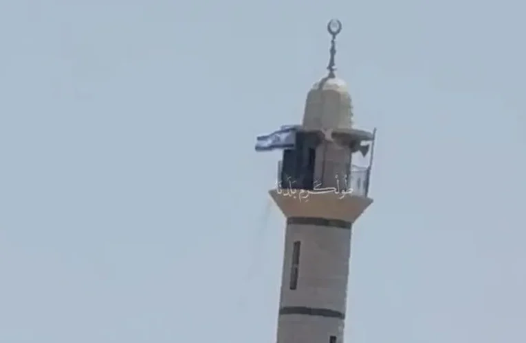 İsrail ordusu, Batı Şeria’da bir caminin minaresine İsrail bayrağı çekti