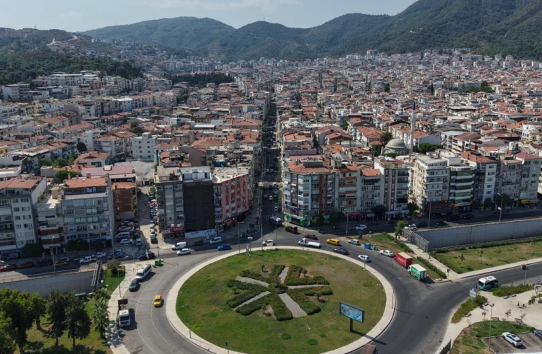 İzmir Balçova’nın caddeleri “çiçek gibi” oldu