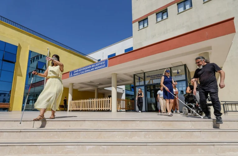 İzmir’de görme engellilere rehberlik edecek personele özel eğitim