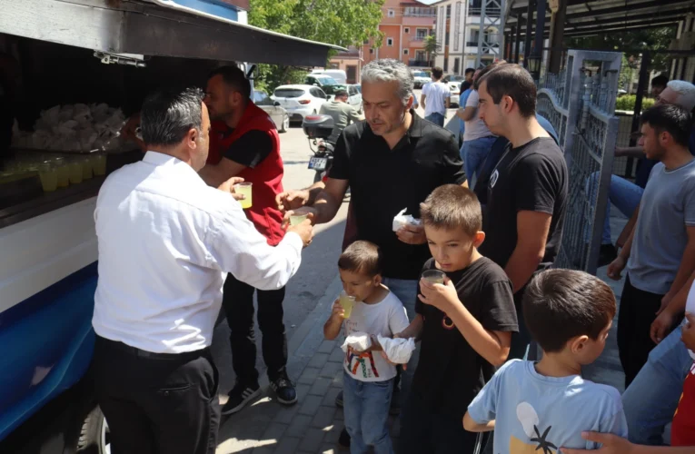 İzmit Belediyesi Cuma ikramlarına devam ediyor