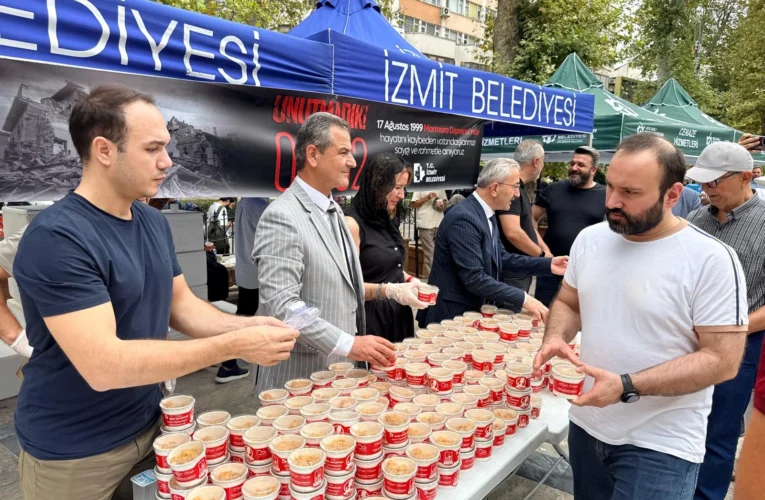 İzmit’te deprem hayatını kaybedenler anısına helva dağıtıldı