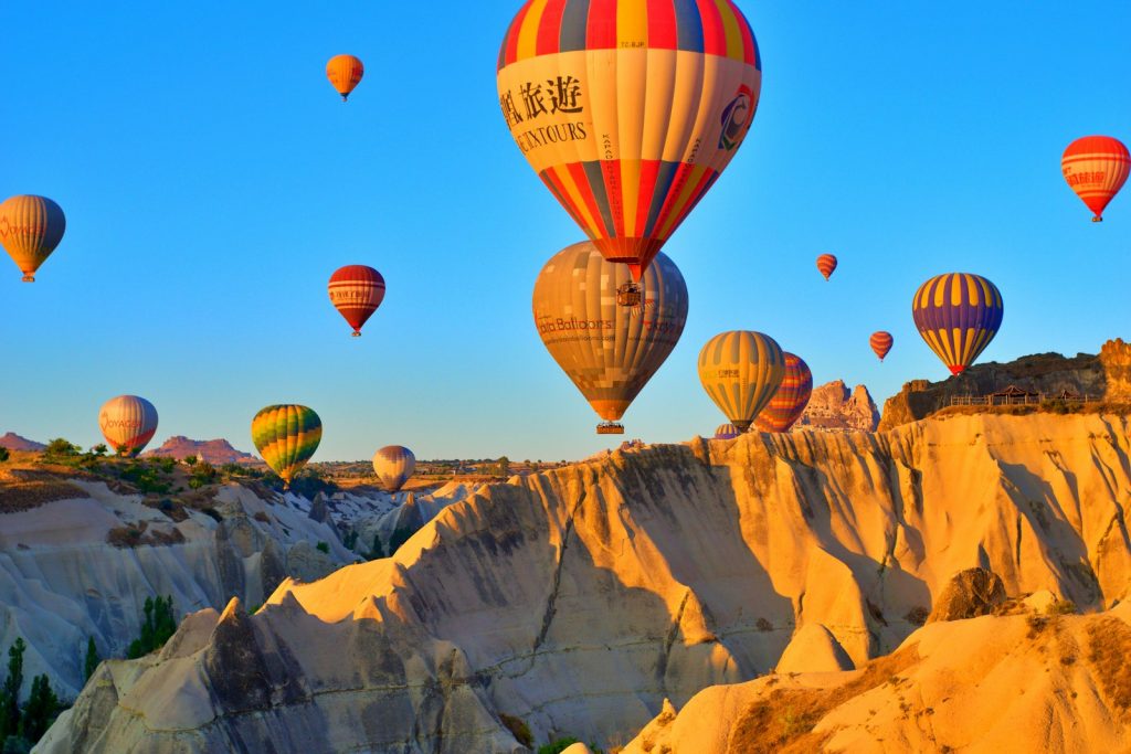 Kapadokya balon manzaralı yoga meditasyon alanı