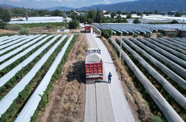 Manisa Sarıgöl’de hasat öncesi yollar yenileniyor