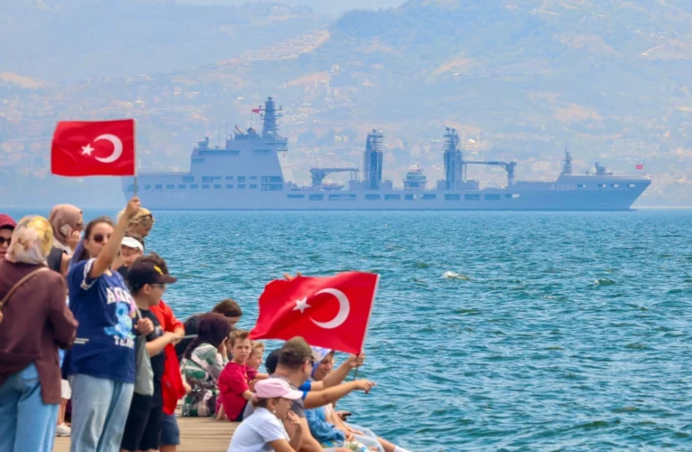 Mavi Vatan gururu Körfez’i sardı… İzmit Körfezi’nde tarihi geçiş