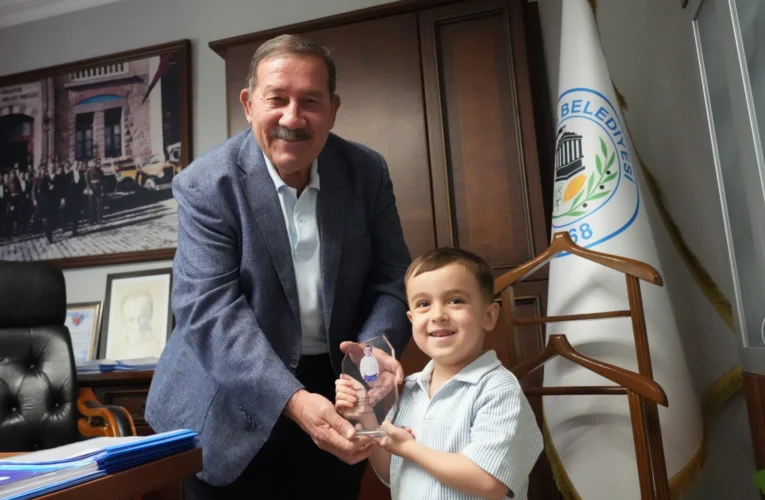 Milaslı minik Göktuğ’dan Başkan Topuz’a teşekkür ziyareti