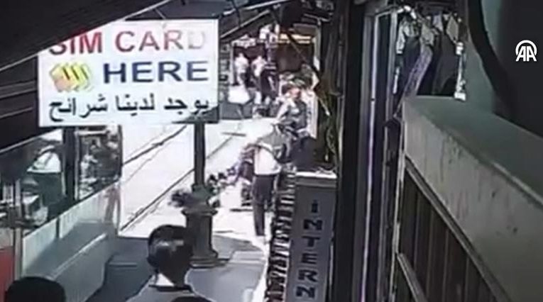 Yürekleri ağza getiren olay: Bebek arabası tramvay yoluna devrildi