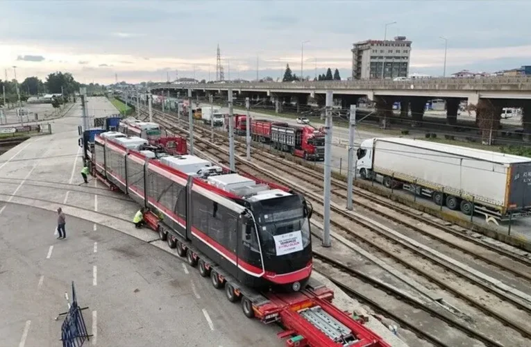 Samsun’un raylı sistem filosuna katılacak ikinci tramvay teslim edildi