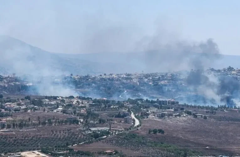 İsrail ordusunun Lübnan’ın güneyinde evleri yaktığı ve patlamalar gerçekleştirdiği bildirildi