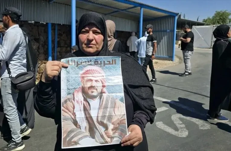 Suriyeliler, İsrail tarafından alıkonulan yakınları için Kuneytra’daki BM ofisi önünde gösteri yaptı
