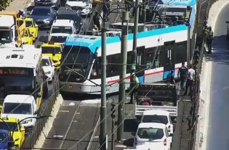 Beyoğlu’nda tramvay raydan çıktı