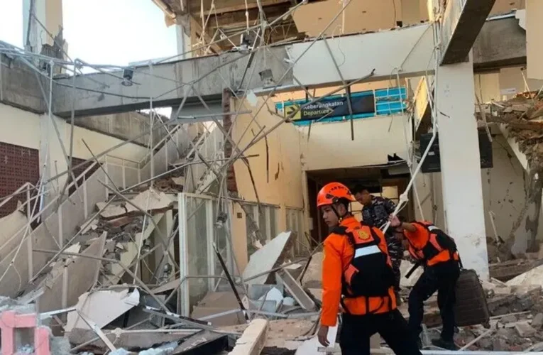 Endonezya’da 7,7 büyüklüğündeki depremde hayatını kaybedenlerin sayısı 51’e yükseldi