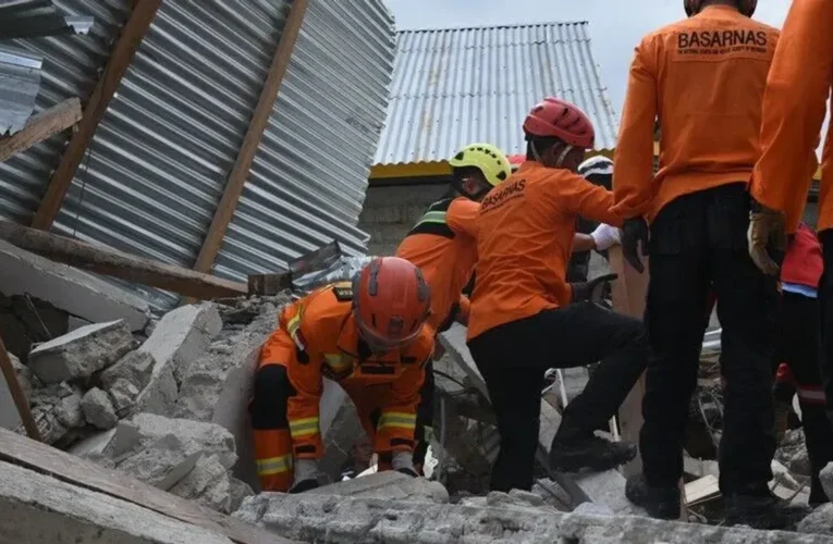 Endonezya’da 7,7 büyüklüğündeki depremde can kaybı 71’e yükseldi