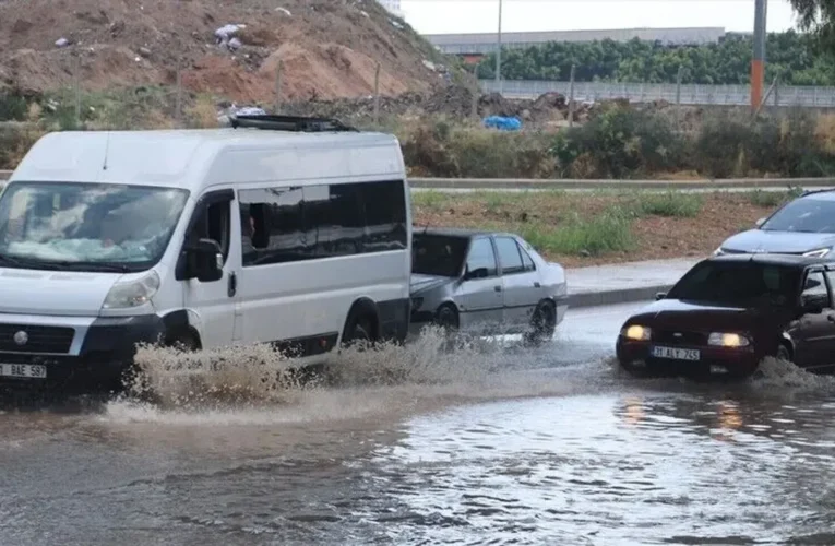 Adana’da sağanak ve şiddetli rüzgar etkili oldu
