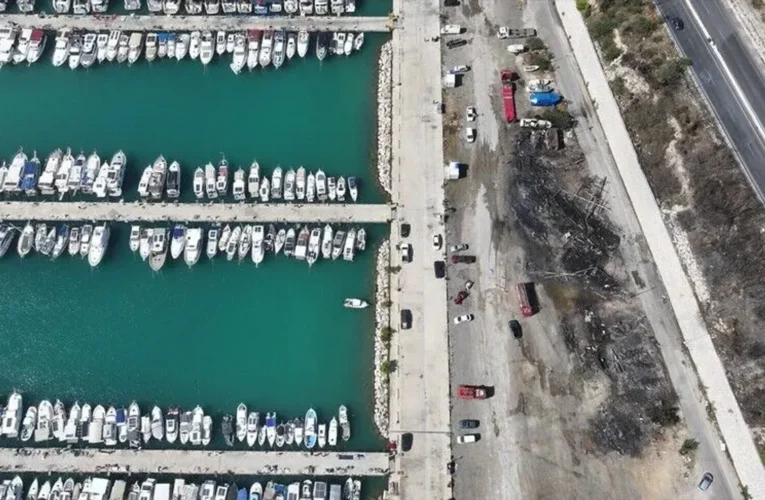 Antalya’da balıkçı barınağına sıçrayan yangında 20’den fazla tekne zarar gördü