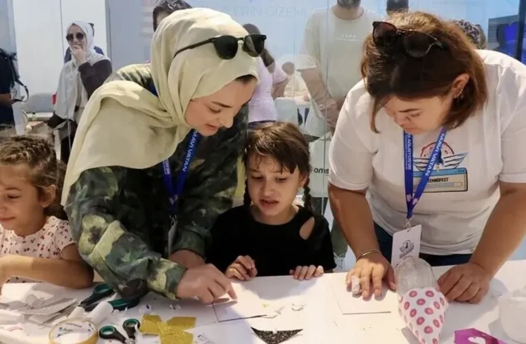 TEKNOFEST Mavi Vatan’da atölyeye katılan çocuklar su roketi tasarladı