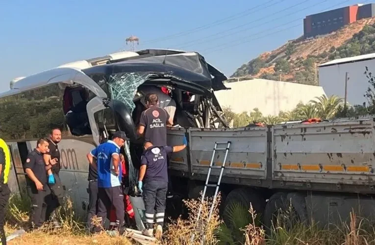 Muğla’da yolcu otobüsü ile tırın çarpıştığı kazada 2 kişi öldü, 18 kişi yaralandı