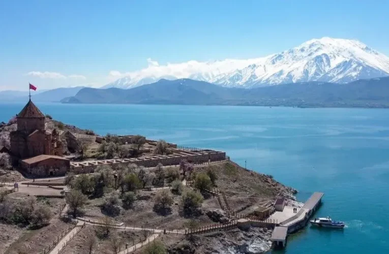 Van ile Bitlis sınırlarındaki alan “Van Gölü Deveboynu Yarımadası Milli Parkı” ilan edildi