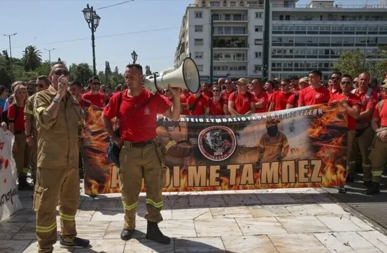 Yunanistan’da mevsimlik itfaiyeciler 12 ay istihdam talebiyle gösteri düzenledi