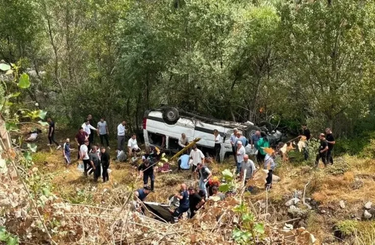 Sivas’ta yolcu minibüsünün devrildiği kazada 4 kişi öldü, 10 kişi yaralandı
