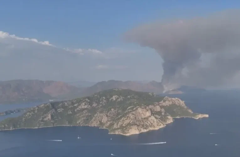Marmaris’te çıkan orman yangınına müdahale ediliyor