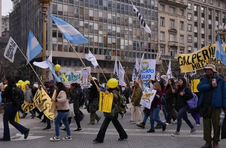 Arjantin’de binlerce kişi 30 binden fazla şirketin kapanmasını protesto etti