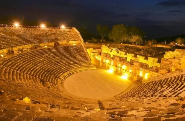 Restorasyonu tamamlanan Tlos Antik Kenti’nin tiyatrosu güneş enerjisiyle aydınlatıldı