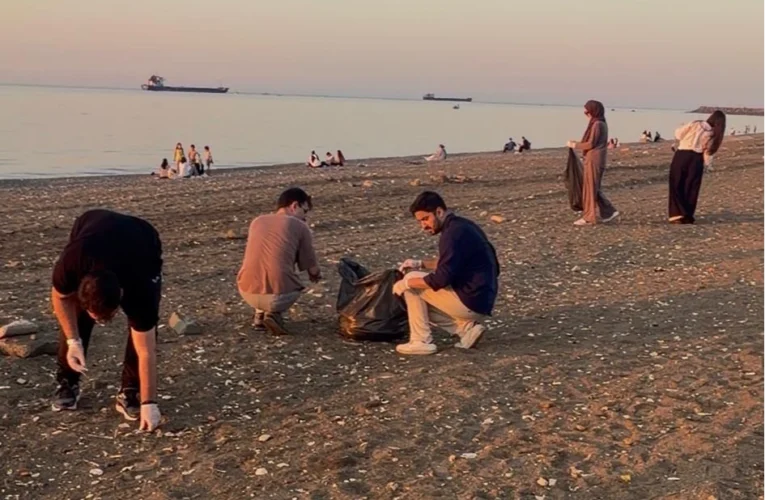 Trabzon’da Gençlik Meclisi’nden Ayasofya sahilinde çevre temizliği