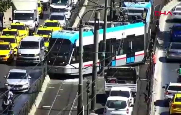İstanbul’da tramvay raydan çıktı