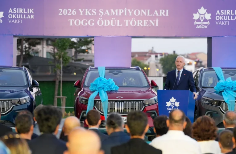 YKS’de Türkiye birincisi olan 3 öğrenciye TOGG ödül