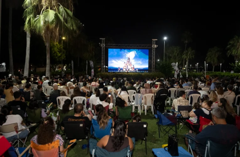 Yukarı Bak filmiyle sahilde sinema keyfi