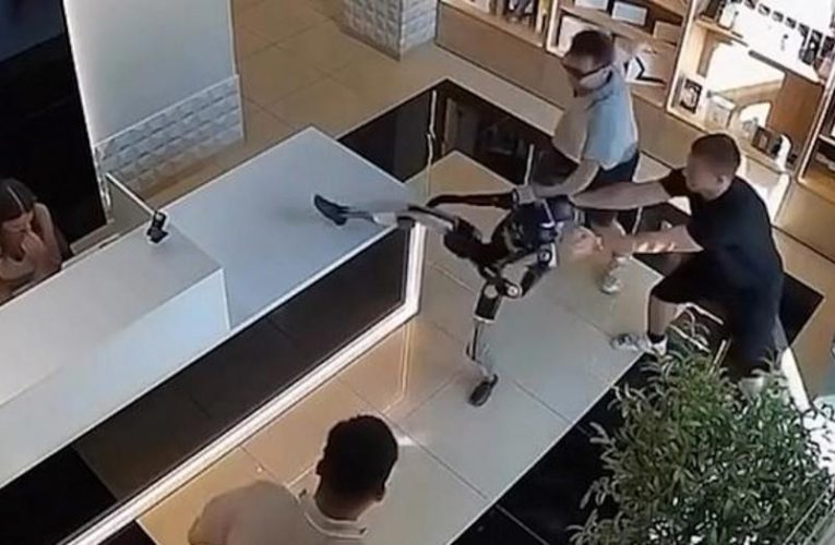 Müşteri robotu itti, robot tekme tokat saldırdı