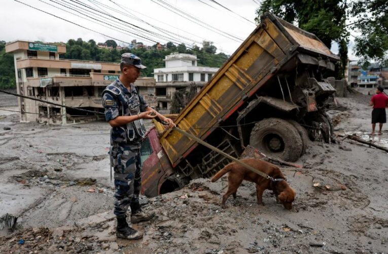 BM: Nepal’deki seller en az 2,2 milyon ton enkaz bıraktı
