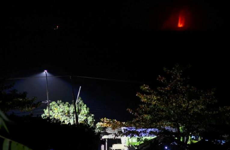 Yanardağı patladı, okullar ve havalimanı kapatıldı