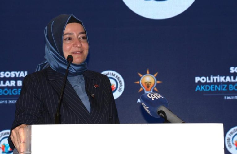 Fatma Betül Sayan Kaya, Tüm Görevlerinden Affını İstedi
