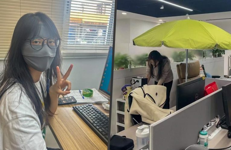 Yeni akım: Ofiste şemsiye açıp maske takıyorlar