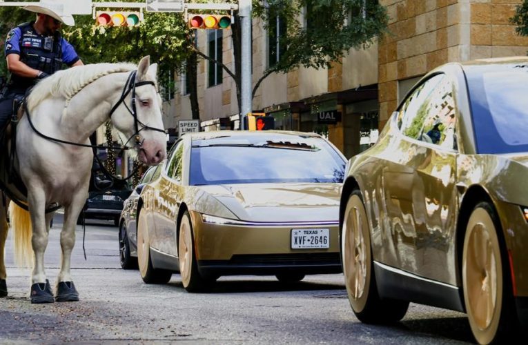 Tesla, sürücüsüz taksisini hizmete sundu