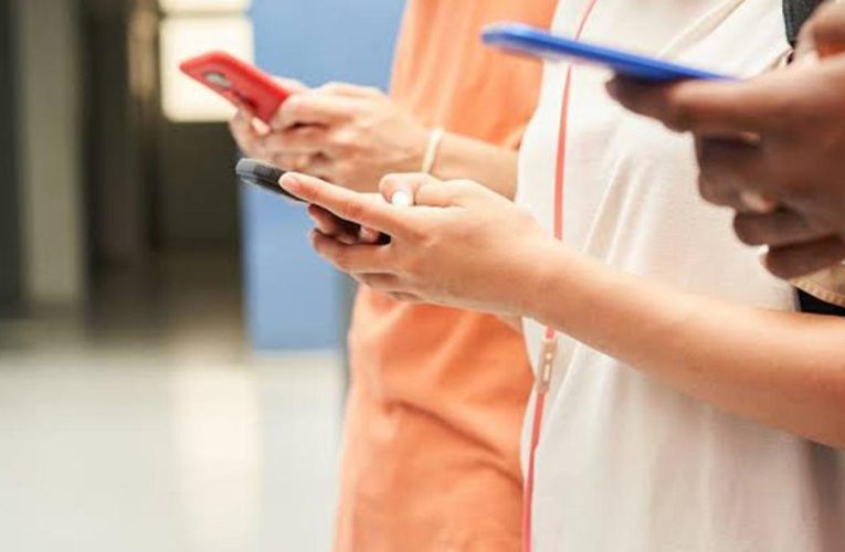 Bir ülke daha harekete geçti: Okullarda telefon yasaklandı!
