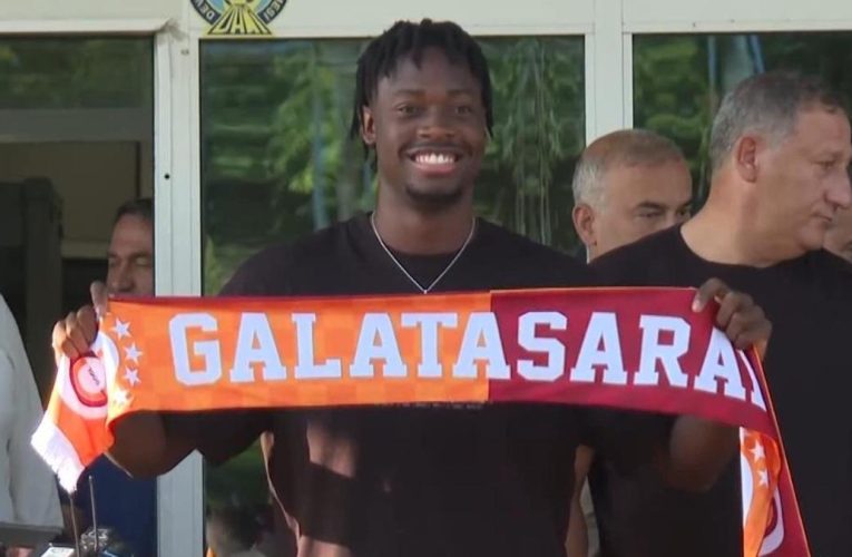 Galatasaray’ın yeni transferi Bitshiabu, İstanbul’a geldi: Çok mutluyum
