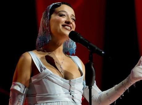 Melike Şahin’den yeni tekli