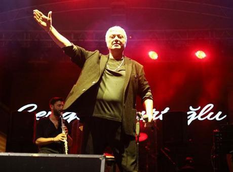 Binlerce kişinin önünde yaptı! Cengiz Kurtoğlu’ndan çocuklara unutulmaz jest