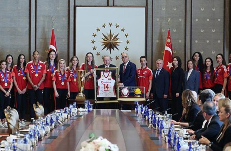 SON DAKİKA HABERİ: Filenin Sultanları Beştepe’de! Cumhurbaşkanı Erdoğan: Avrupa şampiyonu olan takımımızı tebrik ediyorum