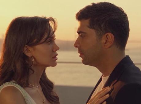 ‘Haysiyet’ ilk bölümüyle ekrana damga vurdu! Mehmet ve Simay’ın romantik anları