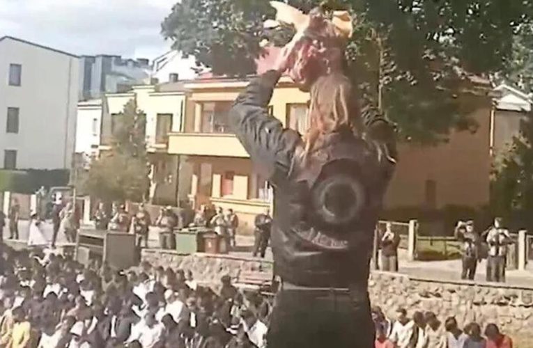 Litvanya’da cuma namazı sırasında skandal: Motosikletçilerden ‘domuz başı’ provokasyonu