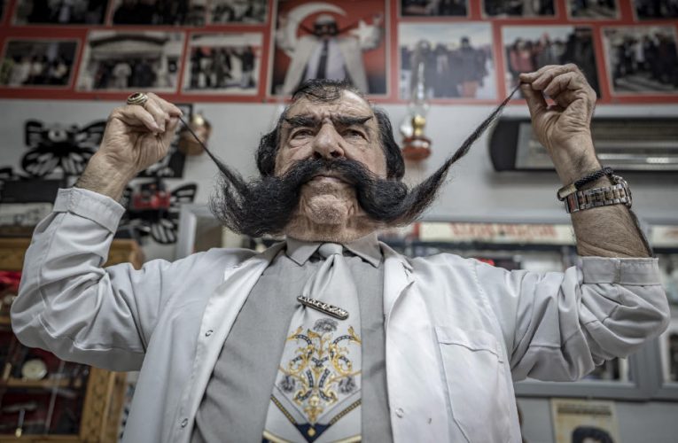 70 yıldır kesmiyor. Horasanlı Pala’nın bıyıkları 1,5 metreye ulaştı, “Çok gizli bakımlar yapıyorum”