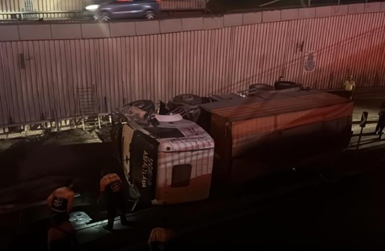 İBB’ye bağlı asfalt kamyonu alt geçit yoluna düştü
