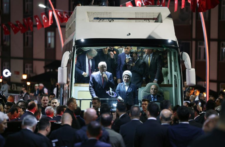 Cumhurbaşkanı Erdoğan, memleketi Rize’de. ”Yaklaşan seçimleri başarıyla atlatacağımıza inanıyorum”
