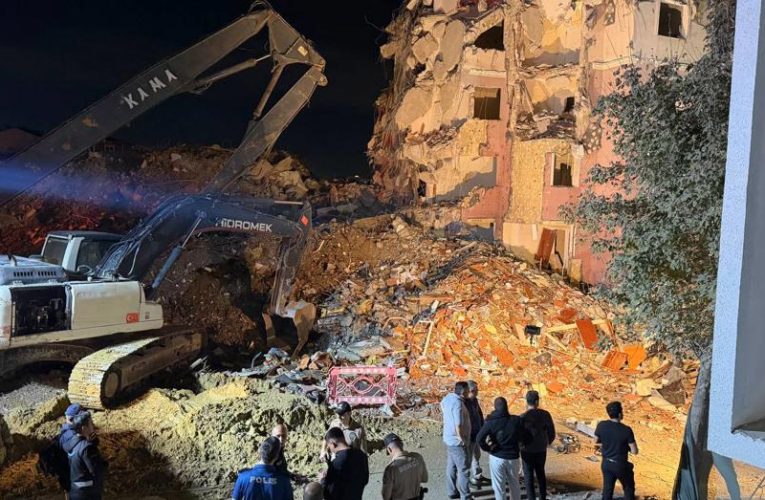 Küçükçekmece’de Yıkım Sırasında Bina Çöktü, 3 Yaralı