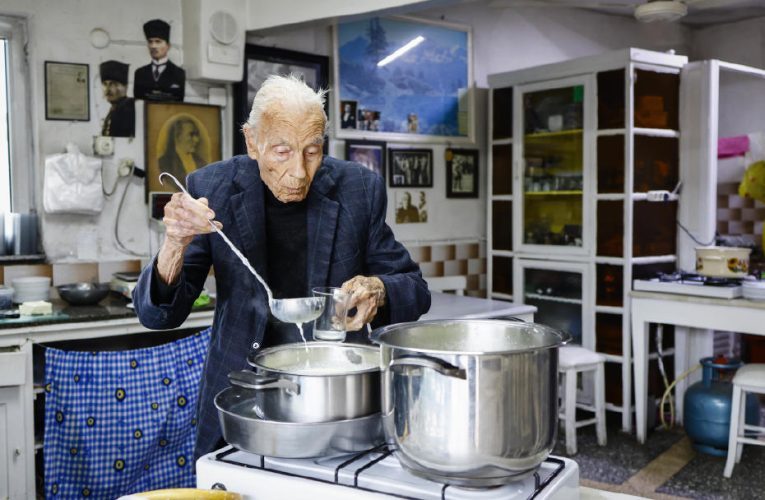 80 yıllık dükkanına veda etti. Eşref amca sırrını kaliteli malzeme diye açıkladı