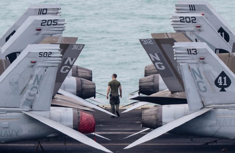 USS Abraham Lincoln’ın mürettebatı gündemde. İki denizci kavgaya karıştı