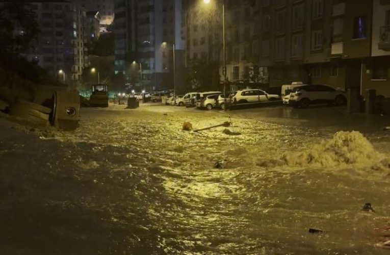Ankara’da Sağanak Yağış Sonrası Rögar Taşması